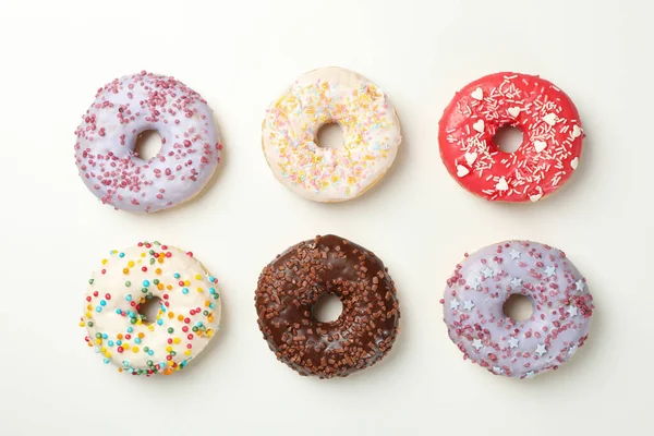 Flache Lage Mit Leckeren Donuts Auf Weißem Hintergrund — Stockfoto