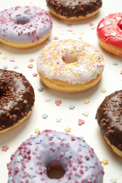 Flache Lage Mit Leckeren Donuts Auf Weißem Hintergrund — Stockfoto