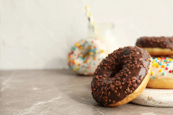 Milchglas Und Leckere Donuts Auf Grauem Tisch — Stockfoto