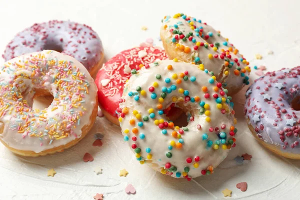 Leckere Donuts Auf Weißem Hintergrund Nahaufnahme — Stockfoto