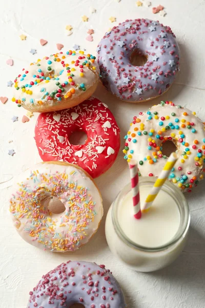 Milch Und Leckere Donuts Auf Weißem Hintergrund — Stockfoto