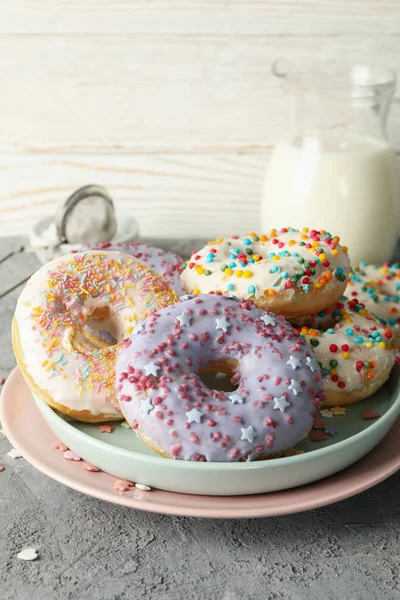 Konzept Des Leckeren Essens Mit Donuts Und Milch Auf Grauem — Stockfoto