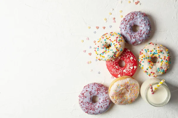 Milch Und Leckere Donuts Auf Weißem Hintergrund Draufsicht — Stockfoto