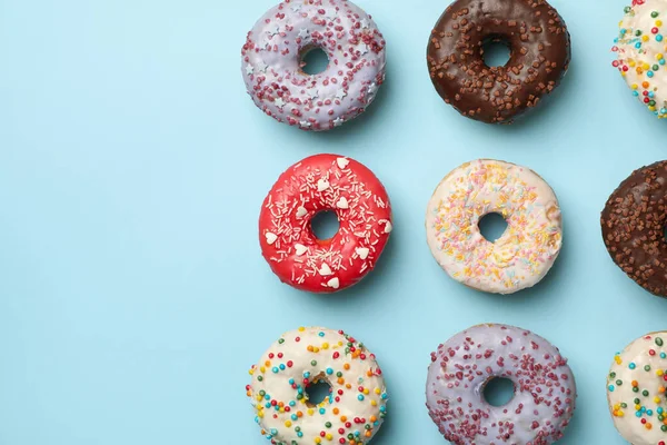 Flache Lage Mit Leckeren Donuts Auf Blauem Hintergrund — Stockfoto