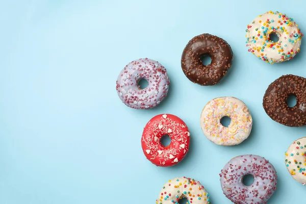 Flache Lage Mit Leckeren Donuts Auf Blauem Hintergrund — Stockfoto