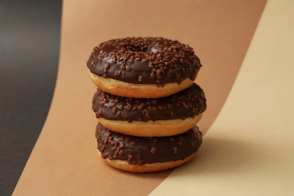 Leckere Schokoladen Donuts Auf Dreifarbigem Hintergrund — Stockfoto