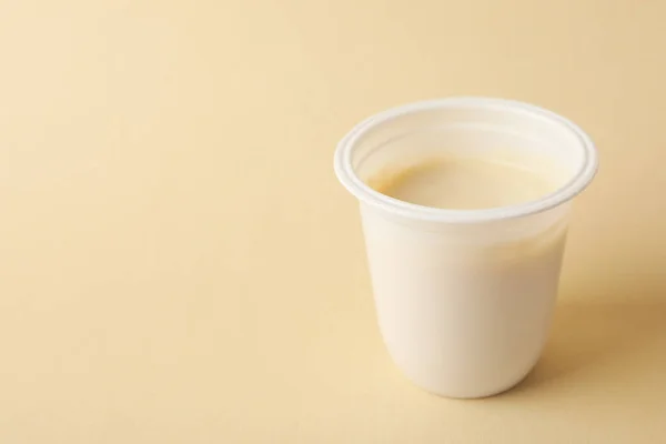 Copa Yogur Plástico Blanco Sobre Fondo Beige —  Fotos de Stock