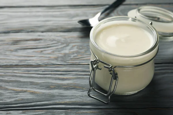 Vaso Vetro Yogurt Alla Panna Acida Cucchiaio Sfondo Grigio Legno — Foto Stock