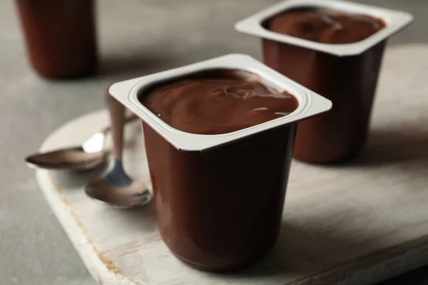 Tablero Con Tazas Yogur Cucharas Plástico Sobre Fondo Gris — Foto de Stock