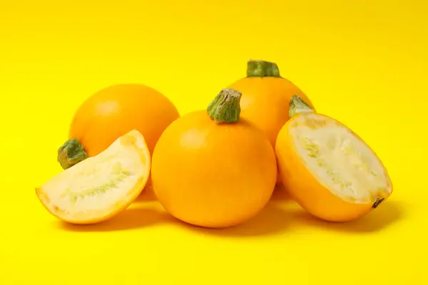 Bouquet Courgettes Rondes Sur Fond Jaune — Photo