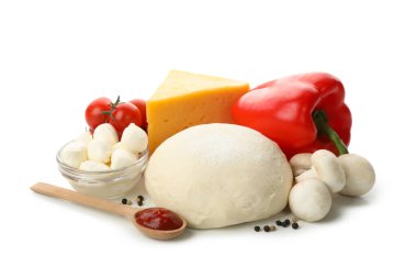 Hamur ve malzemeler beyaz arka planda izole edilmiş pizza pişirmek için.