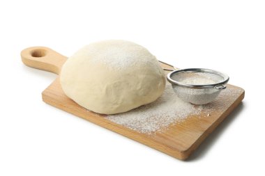 Beyaz arkaplanda hamur ve un bulunan tahta