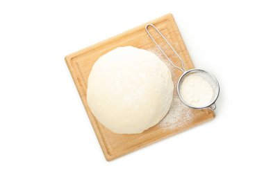 Beyaz arkaplanda hamur ve un bulunan tahta