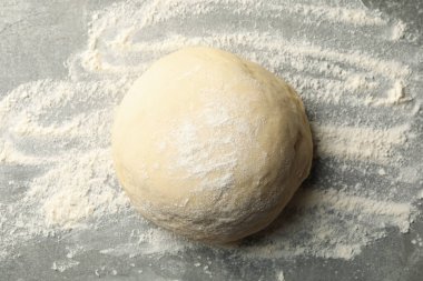 Gri arka planda Hamur topu ve un