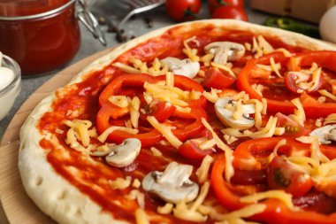 Gri masadaki malzemelerle pizza pişirme kavramı