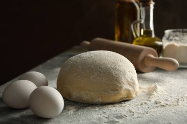 Gri arka planda hamur ile pişirme kavramı