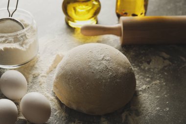 Gri arka planda hamur ile pişirme kavramı