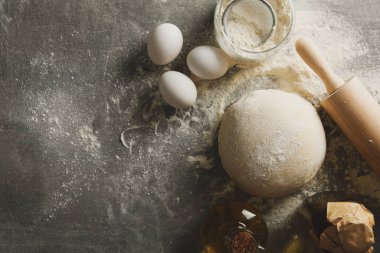 Gri arka planda hamur ile pişirme kavramı