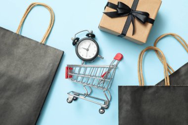 Mavi arka planda alışveriş arabası olan satış konsepti