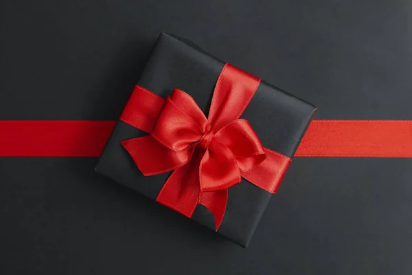 黑色背景的礼品盒及红丝带 — 图库照片