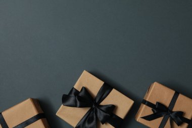 Gri arka planda fiyonklu hediye kutuları