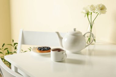 Beyaz masada yaban mersinli kahvaltı kavramı