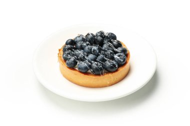 Beyaz arkaplanda yaban mersinli turta ile kaplama