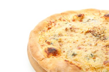 Beyaz arka planda izole edilmiş lezzetli peynirli pizza.