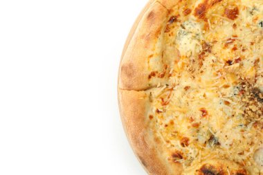 Beyaz arka planda izole edilmiş lezzetli peynirli pizza.