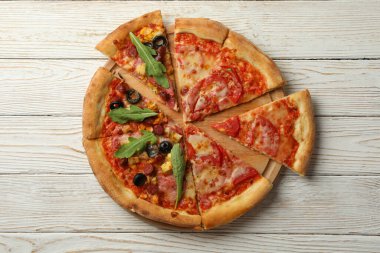 Beyaz ahşap zemin üzerinde lezzetli pizzalar olan tahta.