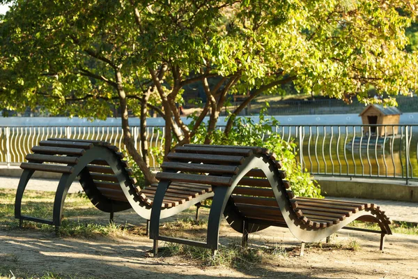 Belo Parque Cidade Com Lago Espreguiçadeiras Manhã Ensolarada — Fotografia de Stock