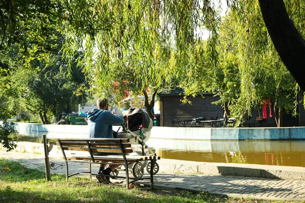 Man Met Kinderwagen Zittend Bank Stadspark — Stockfoto