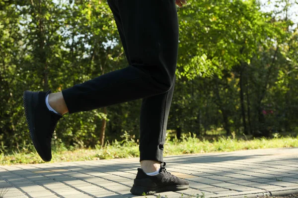 Homem Fato Treino Correr Parque Manhã Ensolarado — Fotografia de Stock