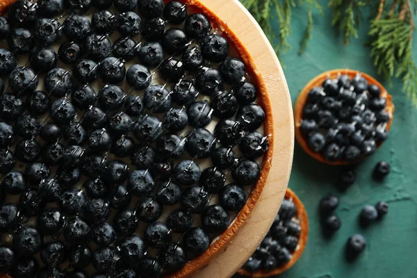 Concept Déjeuner Savoureux Avec Tarte Aux Myrtilles Sur Fond Vert — Photo