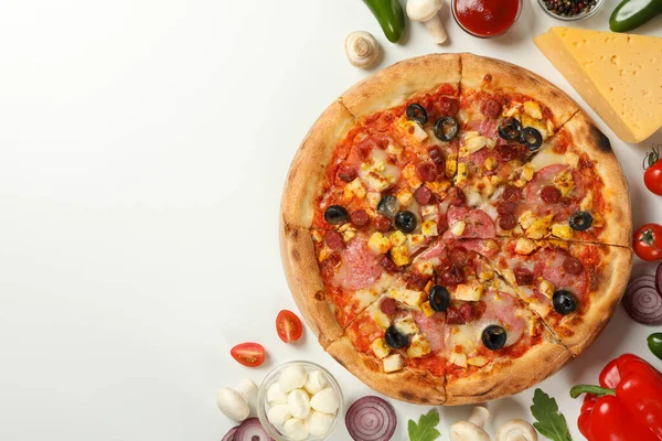 Смачна Піца Ясом Інгредієнтами Білому Тлі — стокове фото