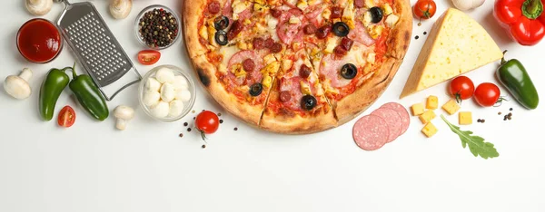 Gustosa Pizza Ingredienti Sfondo Bianco Spazio Testo — Foto Stock