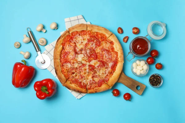 Smaklig Pizza Och Ingredienser Blå Bakgrund — Stockfoto