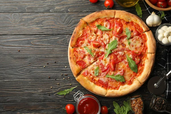 Sabrosa Pizza Ingredientes Sobre Fondo Madera — Foto de Stock