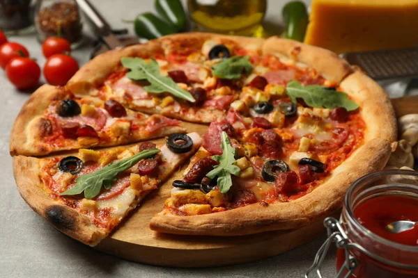 Смачна Піца Інгредієнти Сірому Фоні — стокове фото