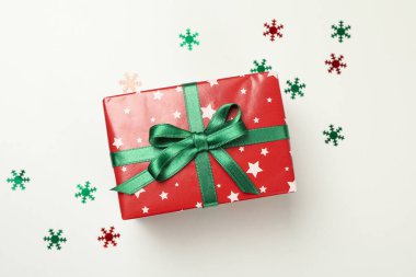 Beyaz arka planda Noel kutuları ve kar taneleri