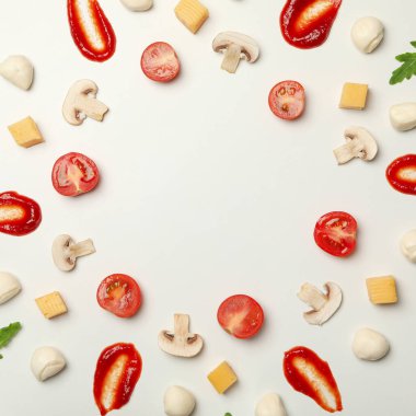 Beyaz arkaplanda pizza pişirmek için gerekli malzemeler