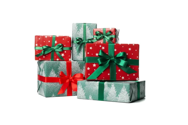 Schöne Weihnachtsboxen Mit Schleife Isoliert Auf Weißem Hintergrund — Stockfoto