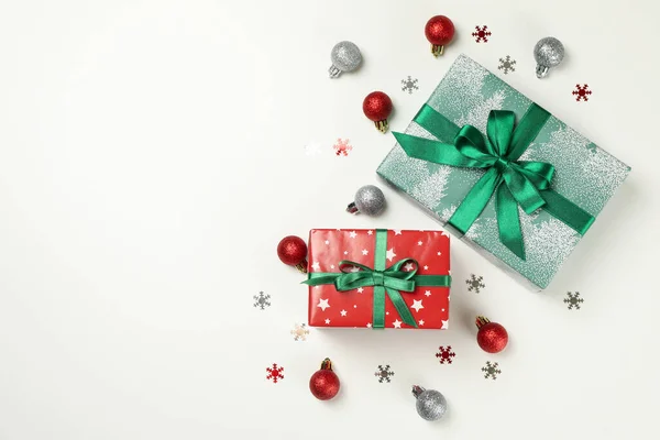 Geschenkdozen Sneeuwvlokken Kerstballen Witte Achtergrond — Stockfoto