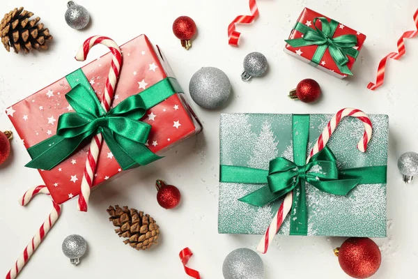 Cadeaudoosjes Kerstaccessoires Witte Achtergrond — Stockfoto