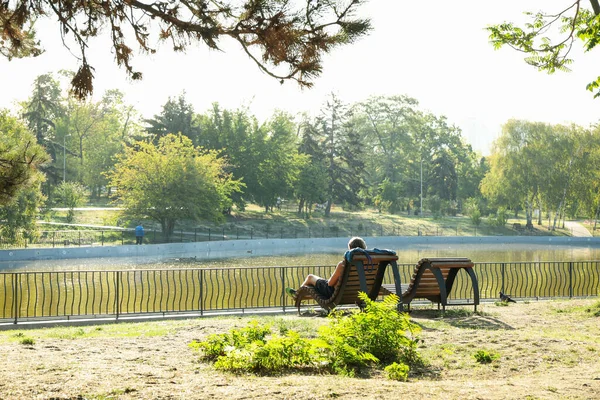 Belo Parque Cidade Com Lago Espreguiçadeiras Manhã Ensolarada — Fotografia de Stock