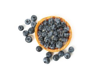 Beyaz arka planda yaban mersinli turta.