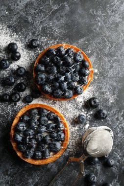 Koyu arkaplanda yabanmersinli turta ile lezzetli öğle yemeği kavramı