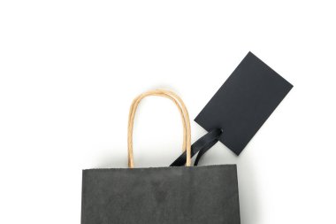 Beyaz arkaplanda etiketli kağıt torba