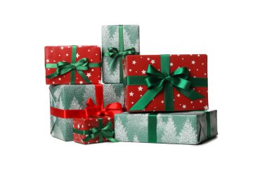 Beyaz arka planda izole edilmiş güzel Noel kutuları