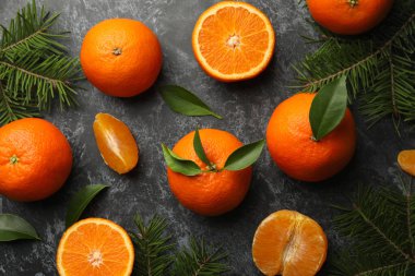 Gri dumanlı arka planda Mandallar ve çam dalları